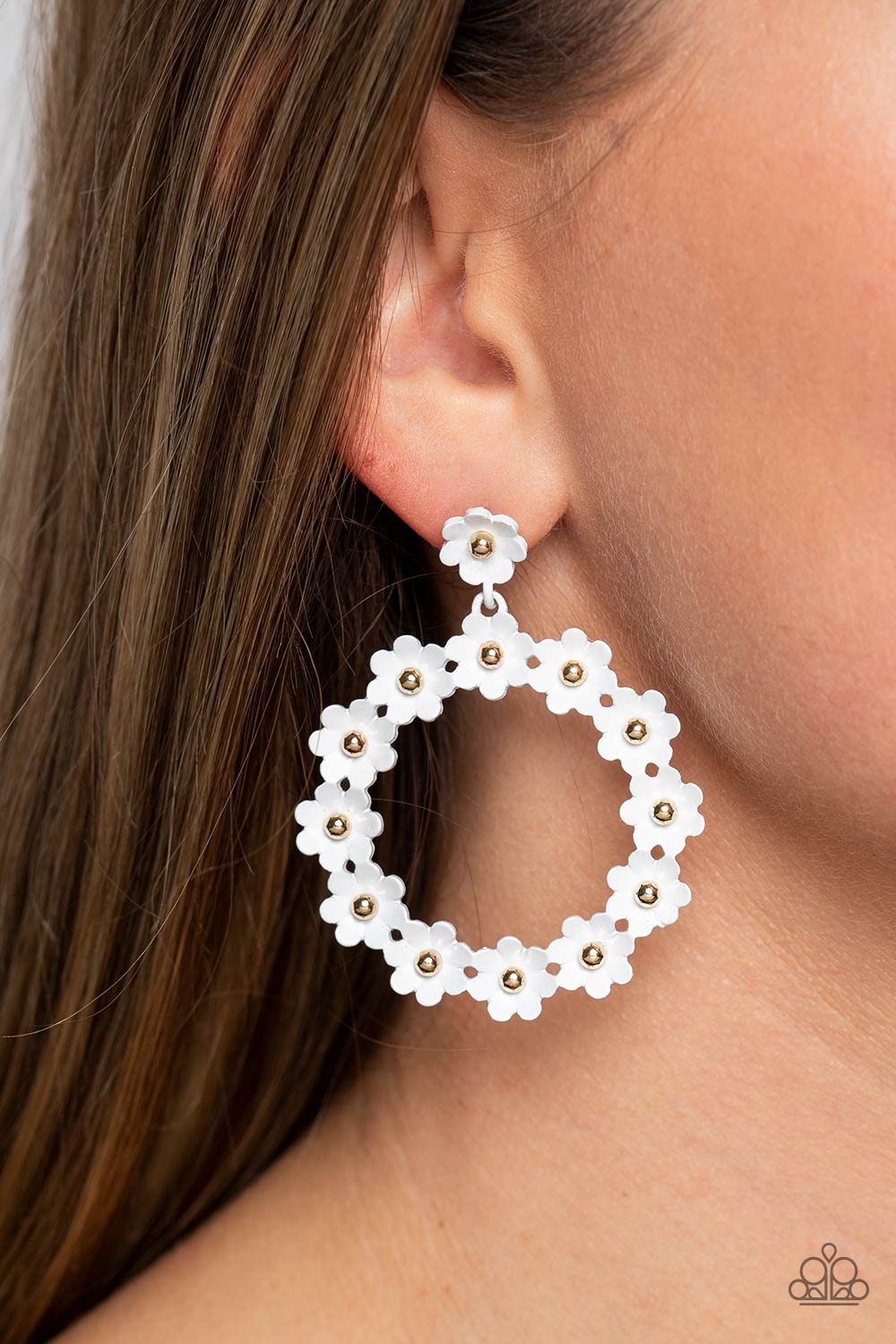 Daisy Meadows - White Earrings